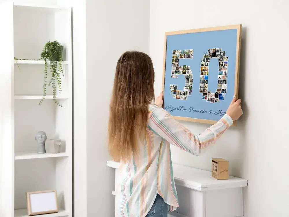 Collage fotografico a forma di 50 su fondo azzurro, con cornice in legno chiaro, alla parete accanto a una libreria