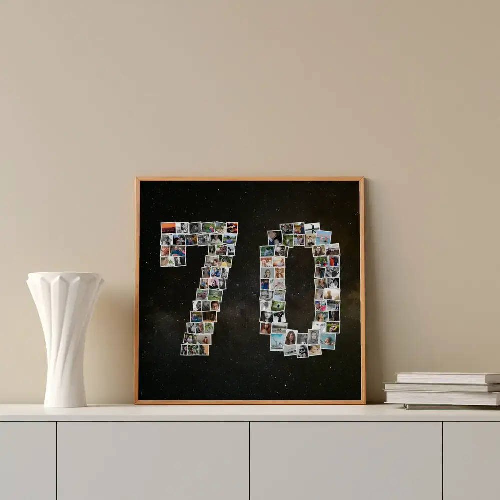 Collage di foto a forma di 70 per il 70° compleanno, in cornice di legno su una credenza bianca accanto a un vaso e libri