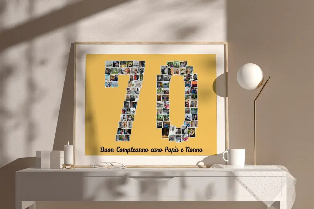 Collage fotografico a forma di 70 su fondo giallo con dedica, in cornice chiara appoggiato su una credenza