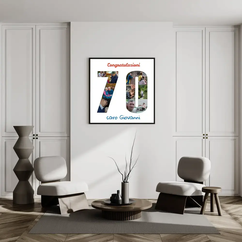 Collage di foto a forma di 70 con nome e auguri, in cornice nera sulla parete del salotto tra due poltrone