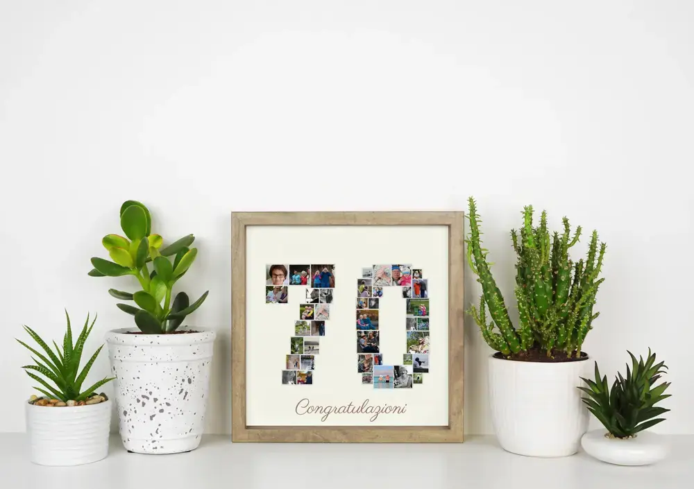 Collage di foto a forma di 70 con auguri, in cornice di legno su un ripiano bianco tra piante in vaso