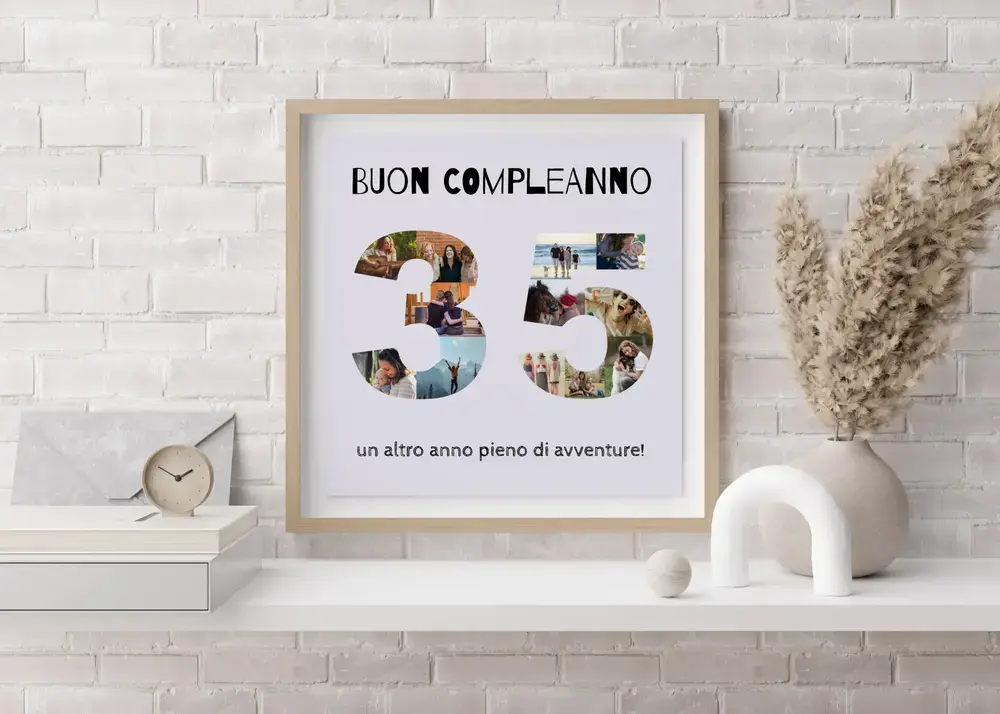 Collage fotografico a forma di 35 con auguri, in cornice chiara sopra una mensola, su una parete di mattoni bianchi