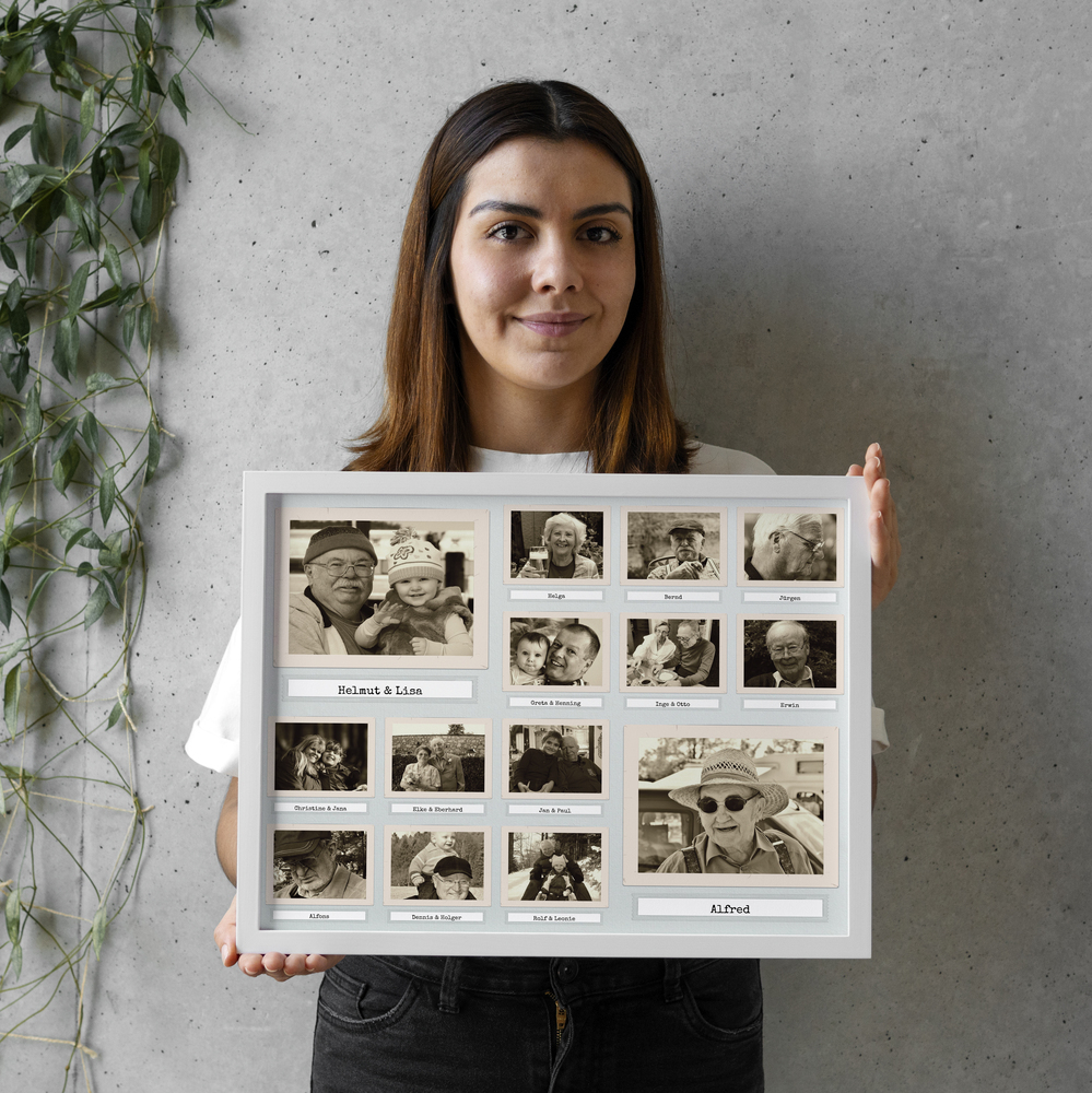Collage fotografico rétro personalizzato con foto seppia stile Polaroid e cornice bianca davanti a una parete in cemento