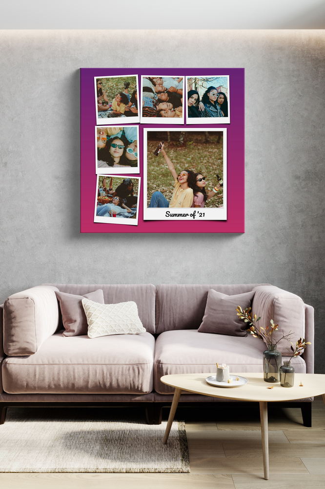 Collage quadrato in stile Polaroid su tela, con sfondo sfumato viola e rosa, sopra il divano rosa in soggiorno