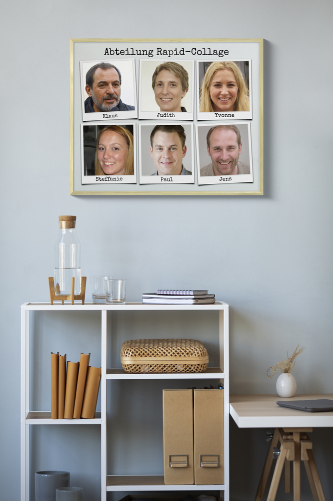 Team-Fotocollage mit Namen im hellen Holzrahmen über einem Büroregal, als Abschiedsgeschenk für Kollegen