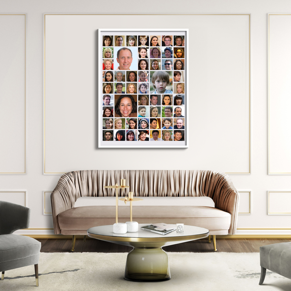 Weiss gerahmte Raster-Fotocollage mit vielen Porträts und grösseren Highlights über einem beigen Sofa im Wohnzimmer
