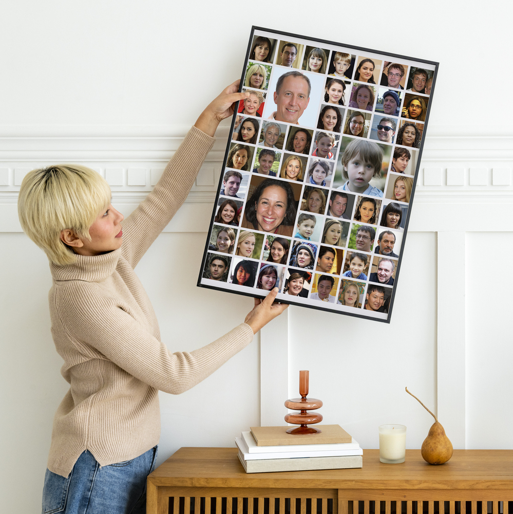 Gerahmte Fotocollage mit grossen und kleinen Porträts vor weisser Wand über einem Sideboard, als Geschenk für Kollegen