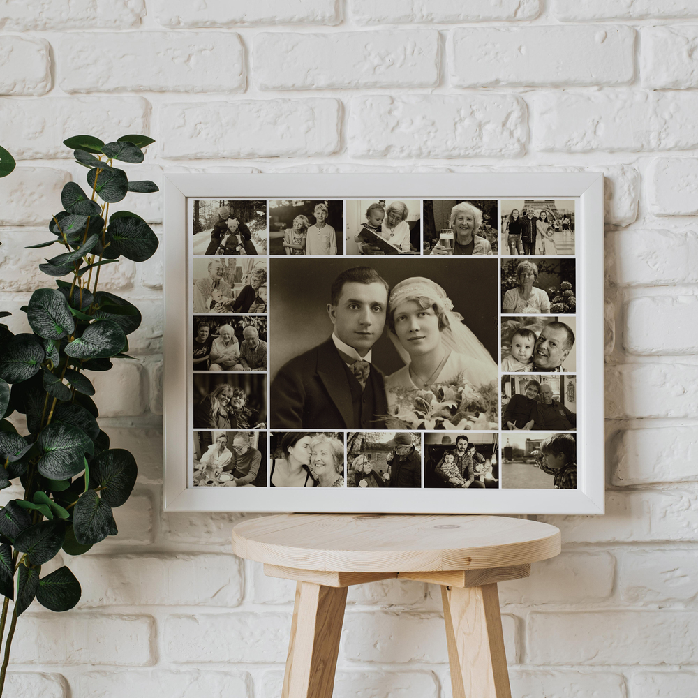 Collage photo commémoratif sépia dans un cadre blanc, sur un mur de briques blanches au-dessus d’un tabouret