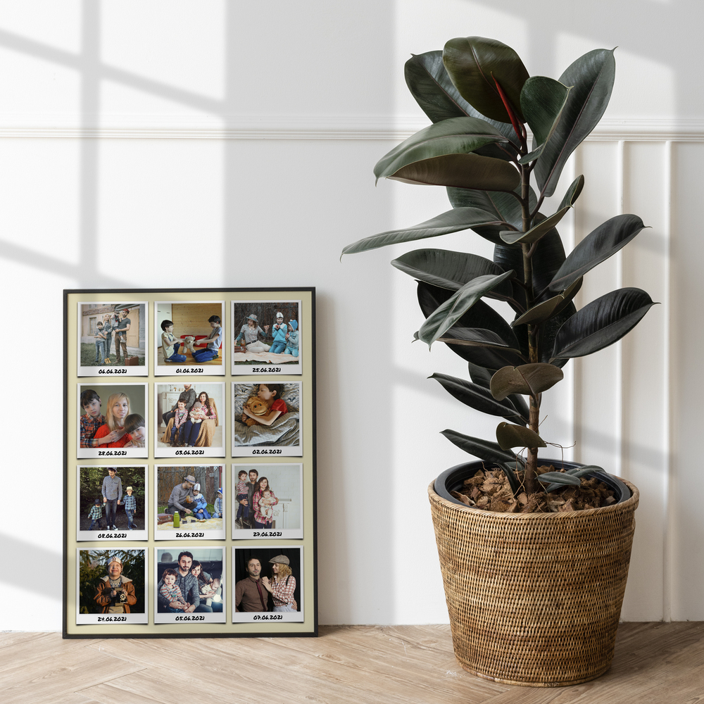 Pêle-mêle de vacances encadré, posé au sol près d’une grande plante, cadeau personnalisé pour un compagnon de voyage