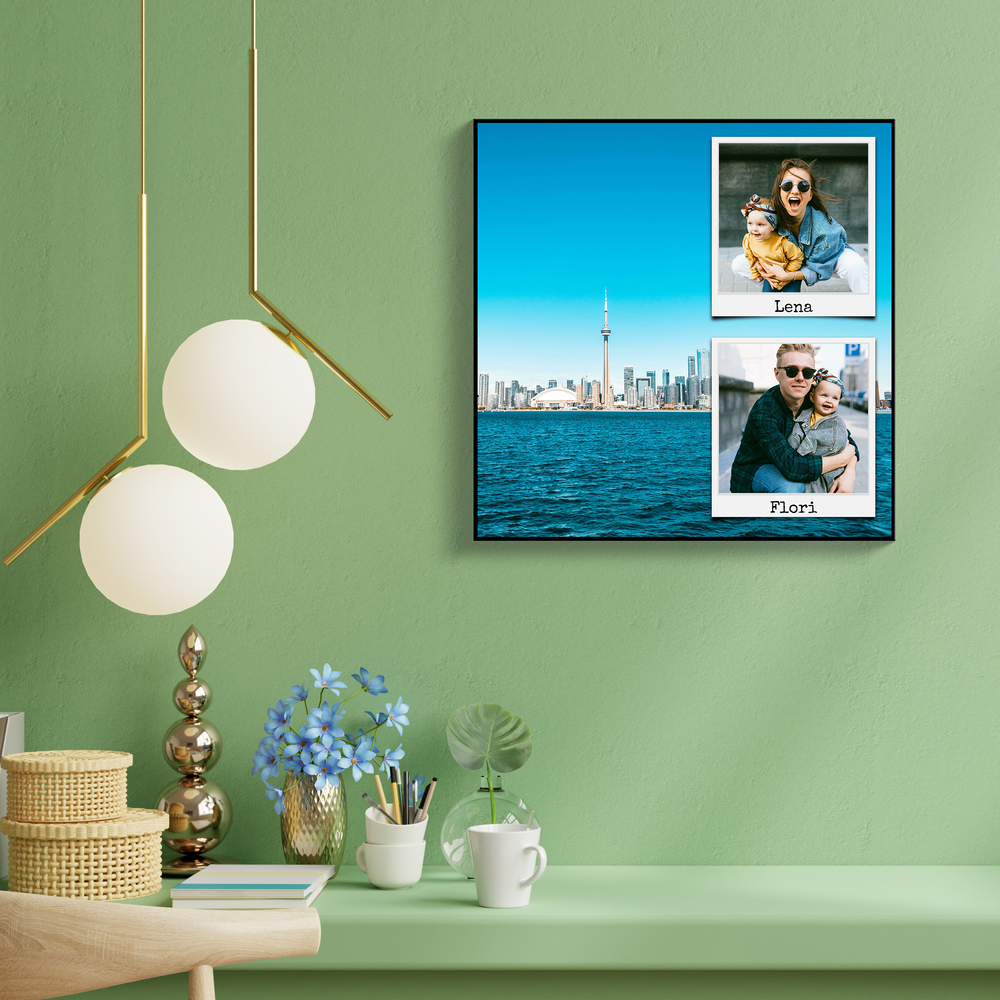 Pêle-mêle de vacances avec panorama urbain au bord de l’eau et deux Polaroids, sur un mur vert au-dessus d’un bureau