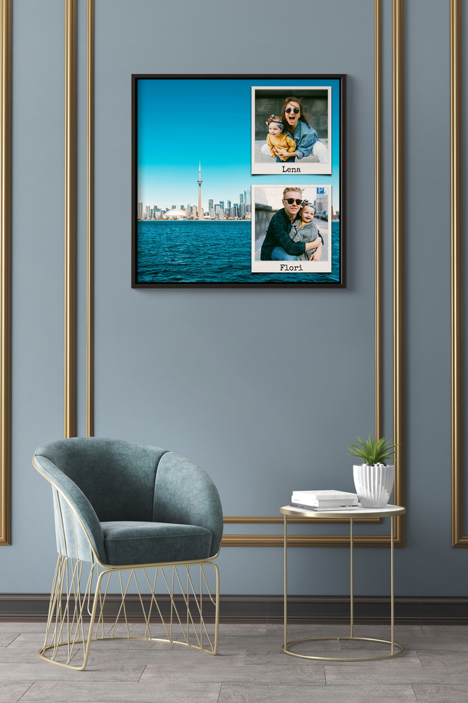 Pêle-mêle de vacances encadré avec panorama urbain et Polaroids, sur un mur gris à moulures dorées au-dessus d’un fauteuil