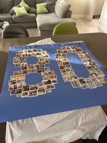 Fotocollage-Poster zum 80. Geburtstag mit Fotos in Form der Zahl 80 auf blauem Hintergrund, auf einem Tisch